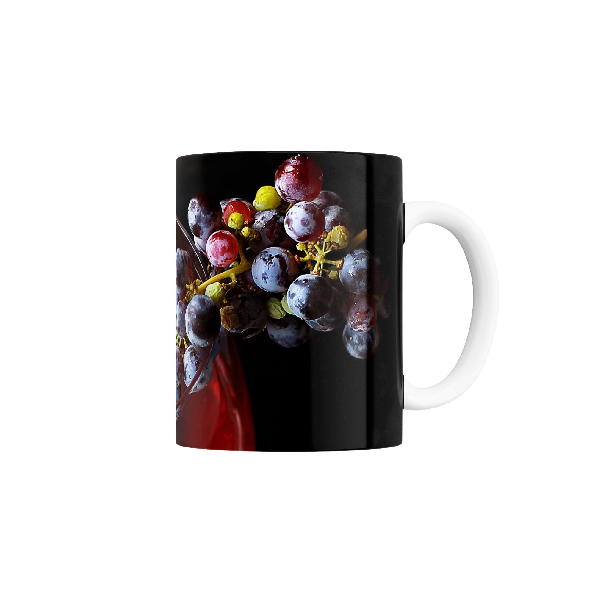 Taza Vista de copa de vino junto a un racimo de uvas moradas